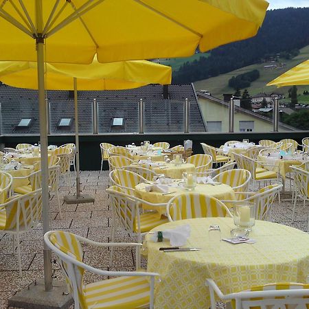 Hotel Cavallino Bianco - Weisses Roessl San Candido Dış mekan fotoğraf