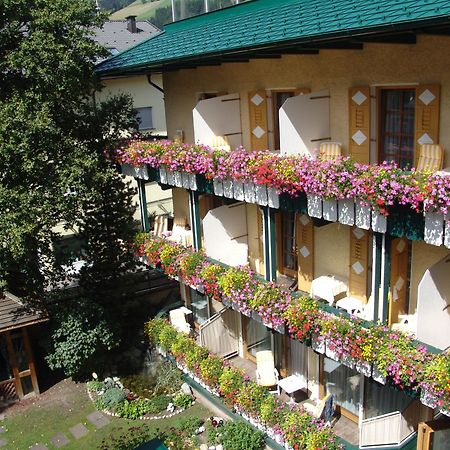 Hotel Cavallino Bianco - Weisses Roessl San Candido Dış mekan fotoğraf