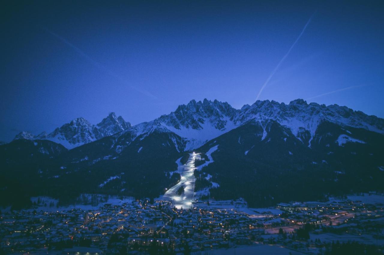 Hotel Cavallino Bianco - Weisses Roessl San Candido Dış mekan fotoğraf