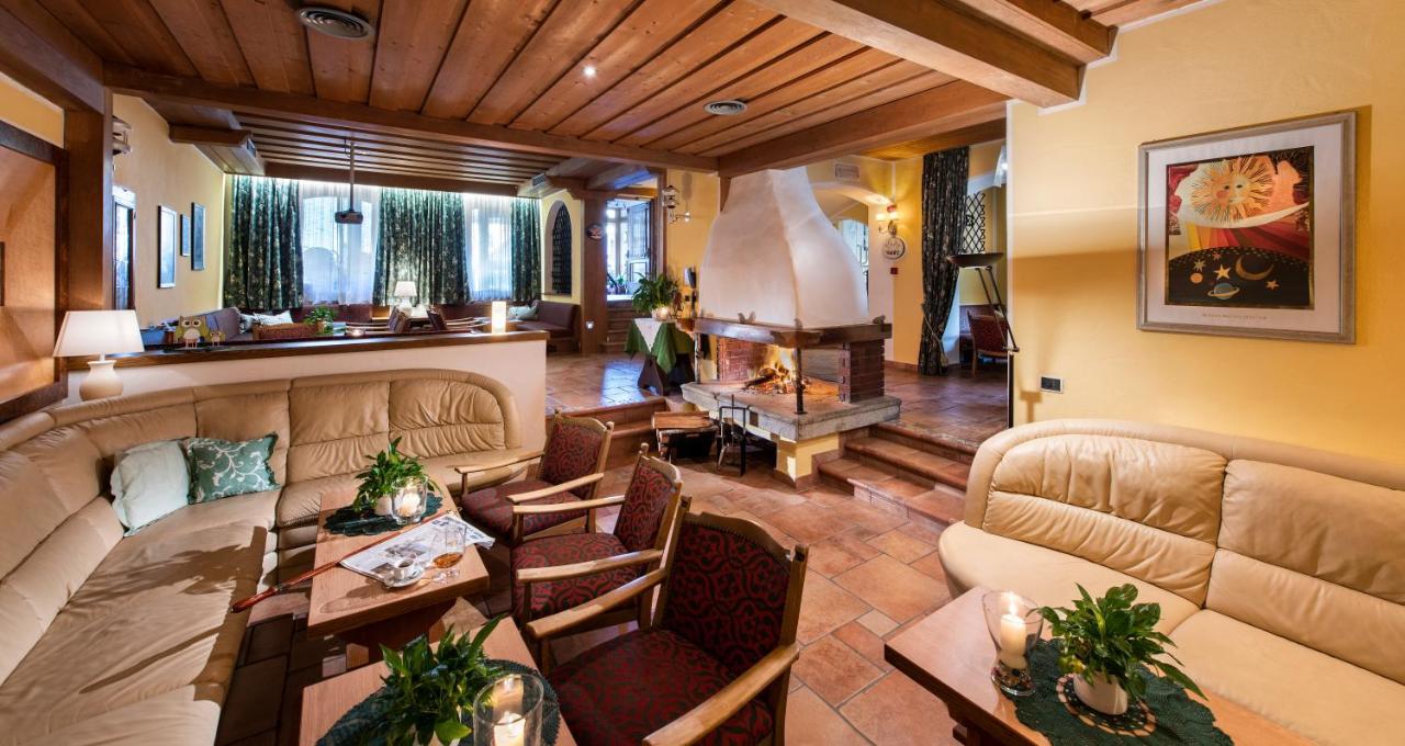 Hotel Cavallino Bianco - Weisses Roessl San Candido Dış mekan fotoğraf