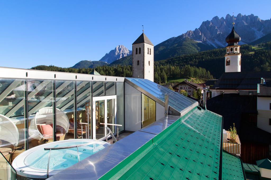 Hotel Cavallino Bianco - Weisses Roessl San Candido Dış mekan fotoğraf