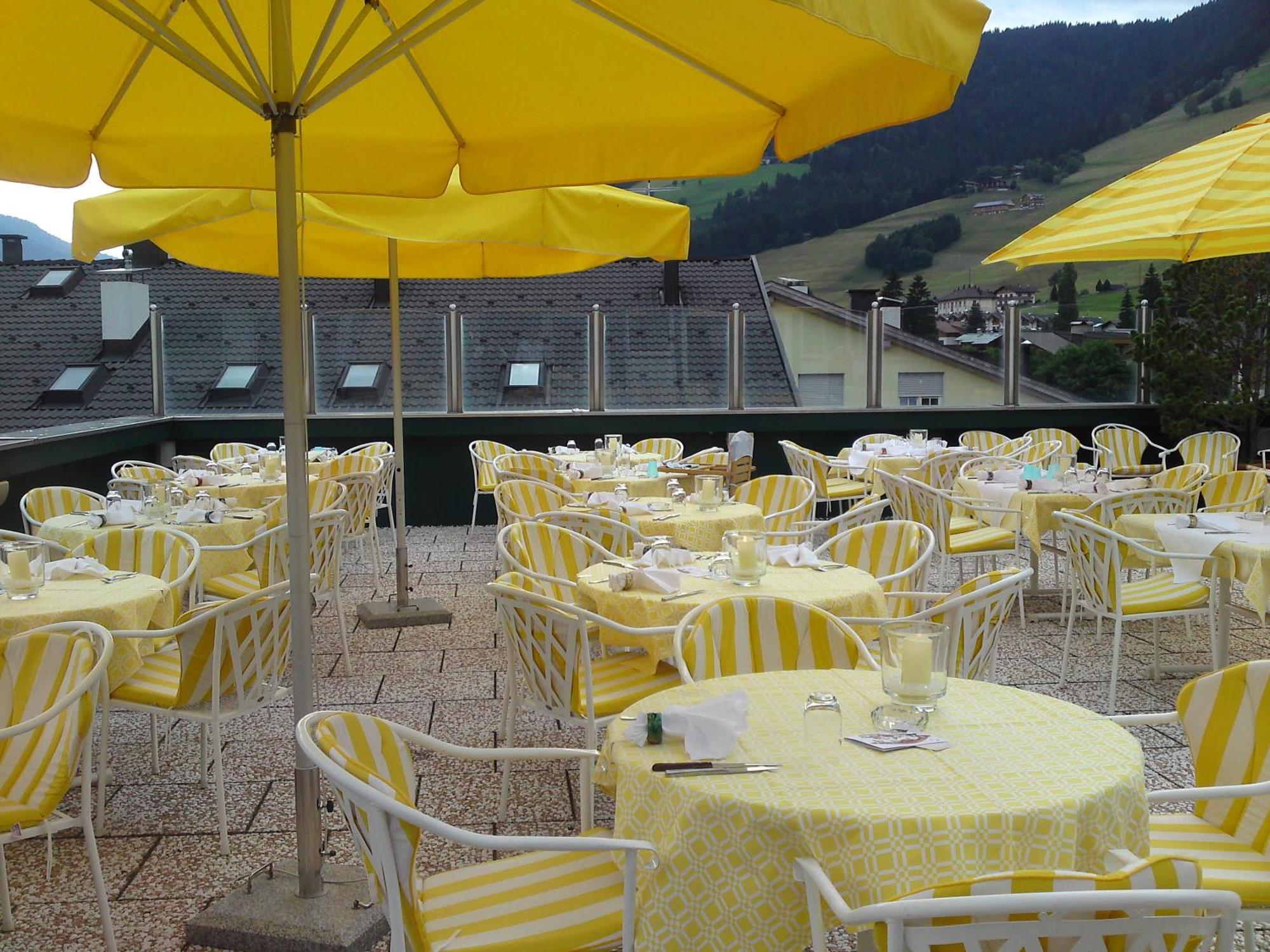 Hotel Cavallino Bianco - Weisses Roessl San Candido Dış mekan fotoğraf