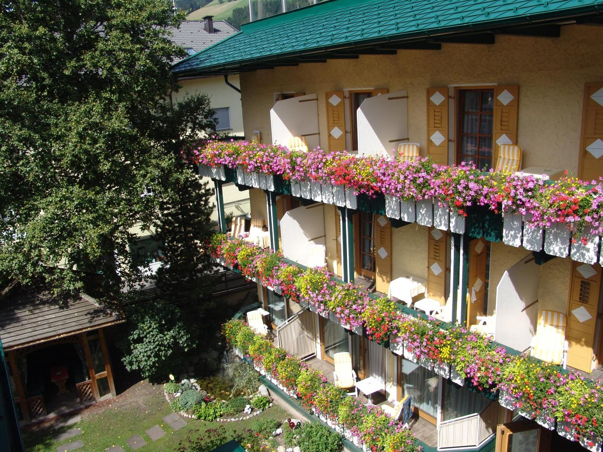 Hotel Cavallino Bianco - Weisses Roessl San Candido Dış mekan fotoğraf