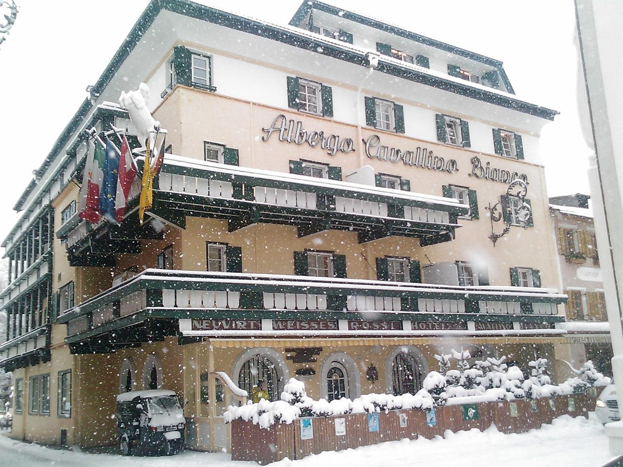 Hotel Cavallino Bianco - Weisses Roessl San Candido Dış mekan fotoğraf