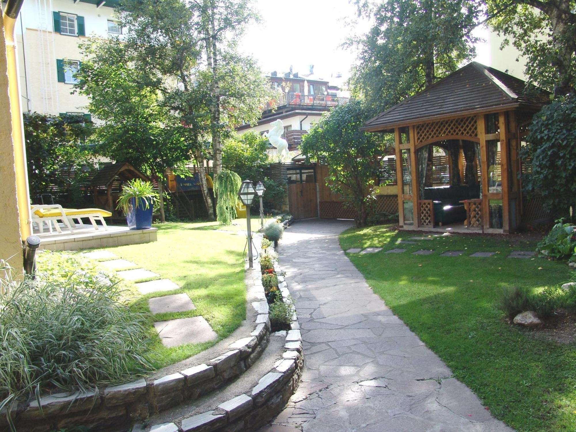 Hotel Cavallino Bianco - Weisses Roessl San Candido Dış mekan fotoğraf