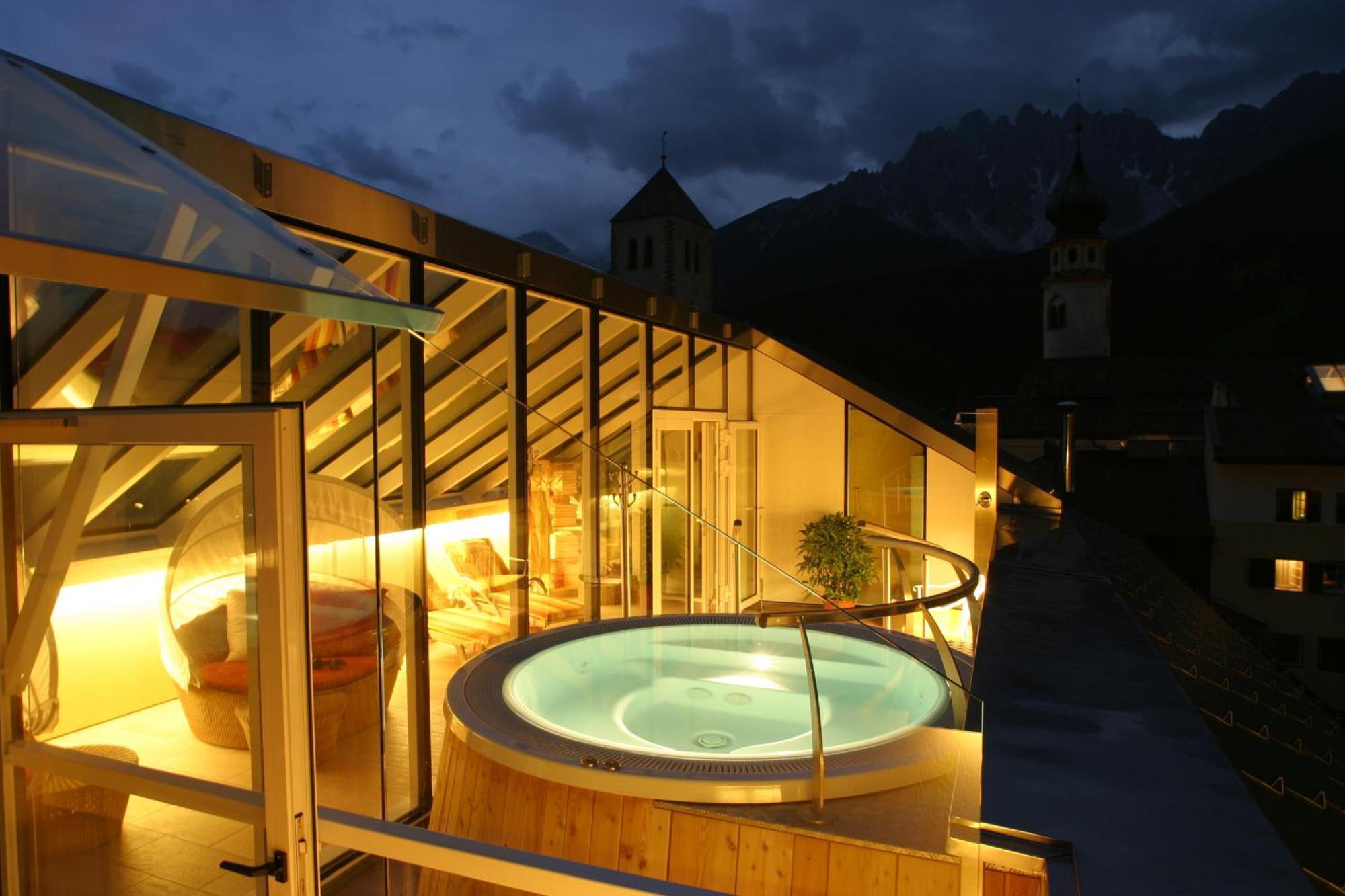 Hotel Cavallino Bianco - Weisses Roessl San Candido Dış mekan fotoğraf