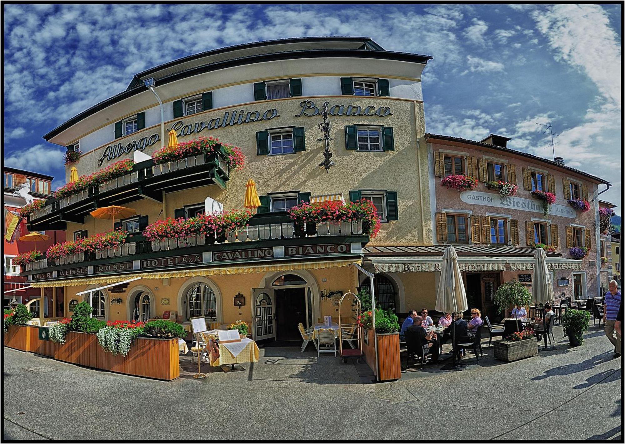 Hotel Cavallino Bianco - Weisses Roessl San Candido Dış mekan fotoğraf