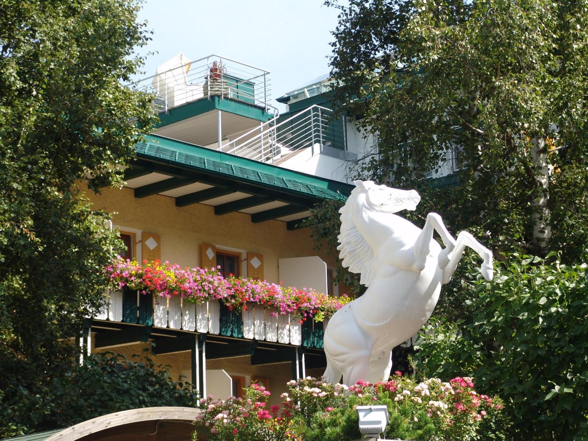 Hotel Cavallino Bianco - Weisses Roessl San Candido Dış mekan fotoğraf