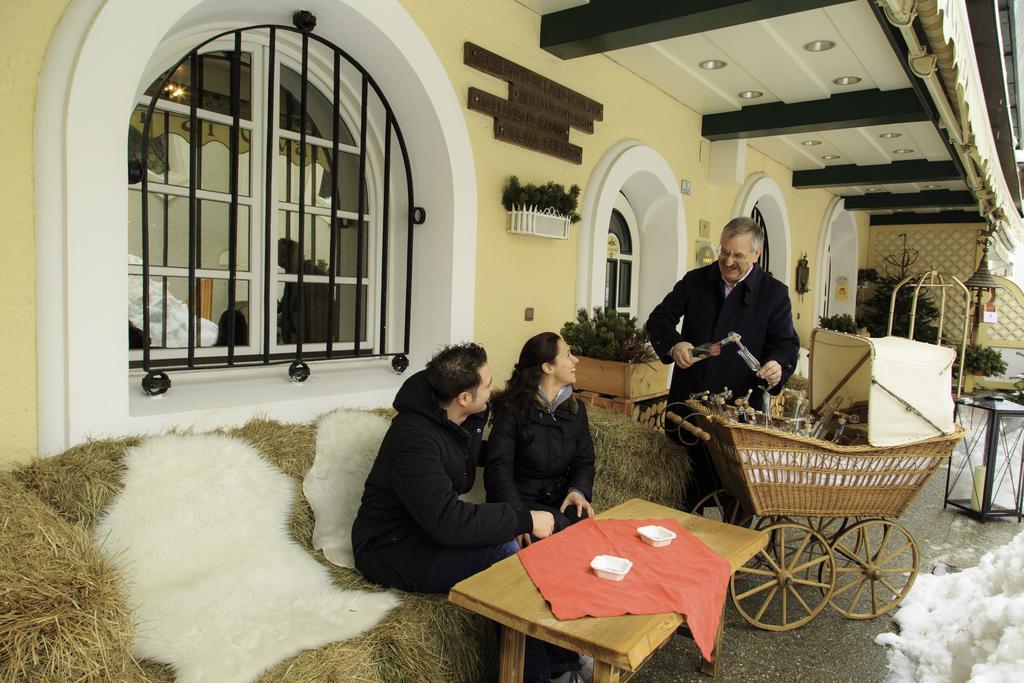 Hotel Cavallino Bianco - Weisses Roessl San Candido Dış mekan fotoğraf