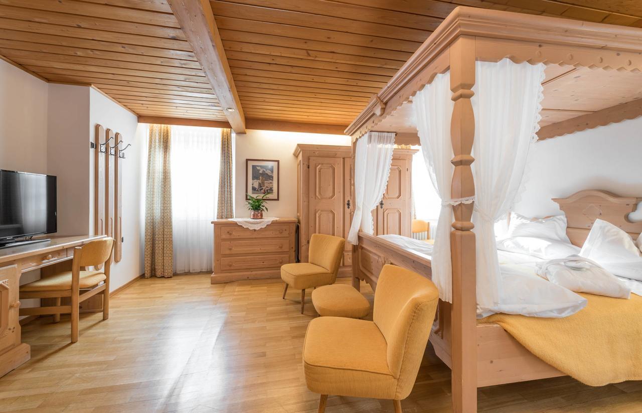 Hotel Cavallino Bianco - Weisses Roessl San Candido Dış mekan fotoğraf